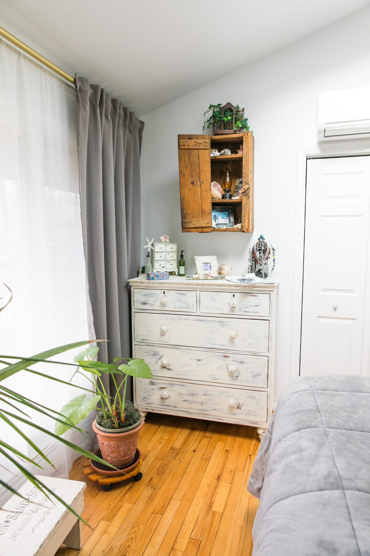 Hollywood Regency Glam Guest Room | Guest Room Decor Ideas | Luxe & Bold Interiors | Design Board | JessicaBrigham.com